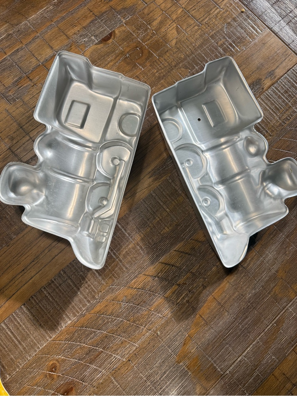 TWO cake pans - duck and train - Picture 6 of 6